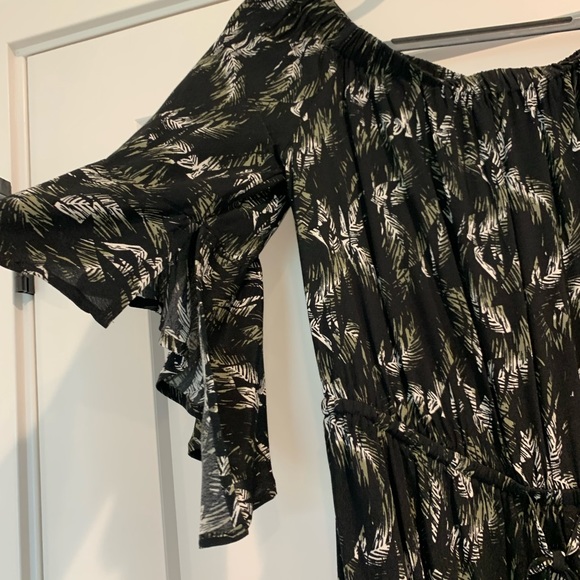 Express Off Shoulder Romper - Picture 2 of 7